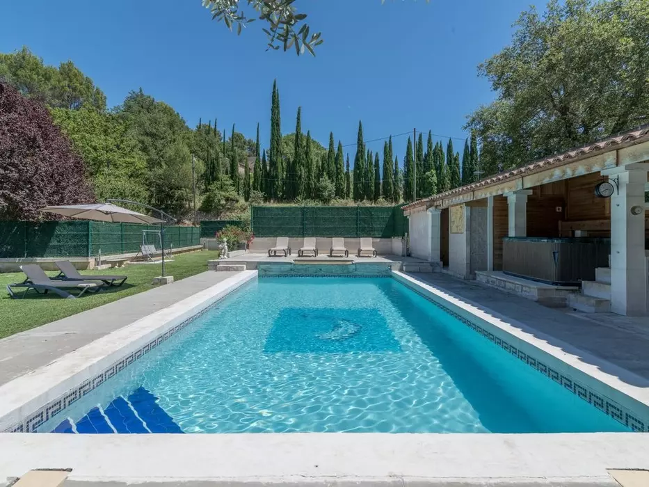 House in the heart of the Luberon with heated swimming pool spa air conditioning wifi