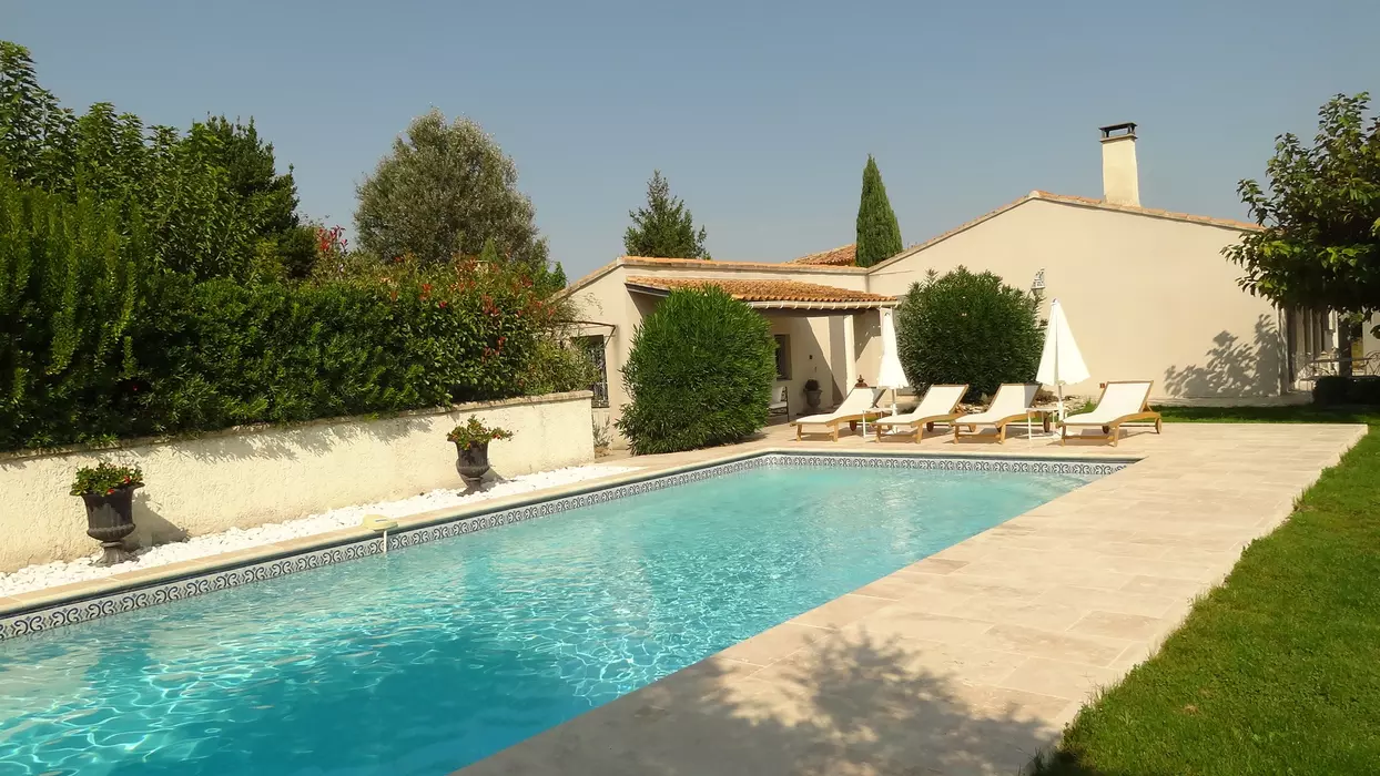 Agréable Villa avec Piscine à Velleron près de L'Isle sur Sorgue