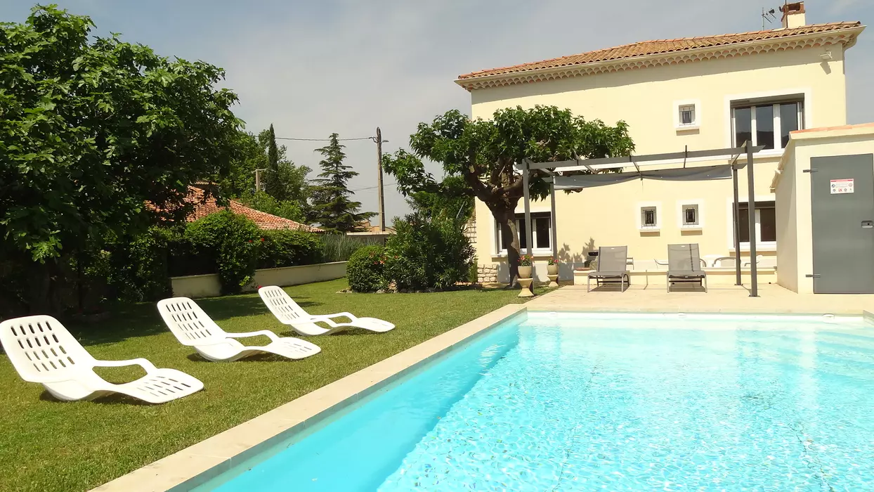 Pleasant and comfortable house with beautiful private swimming pool facing the Luberon - air conditioning - Wifi (fiber)