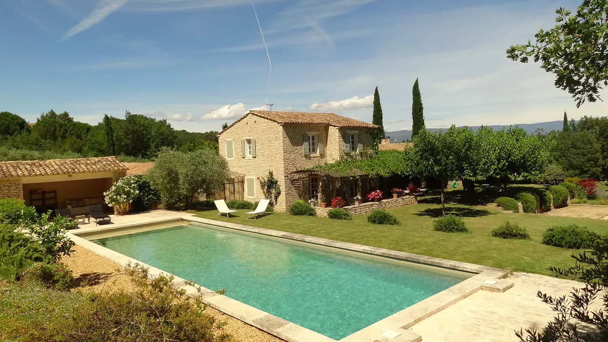 Beautiful and spacious farmhouse with stunning views and large private swimming pool in Gordes