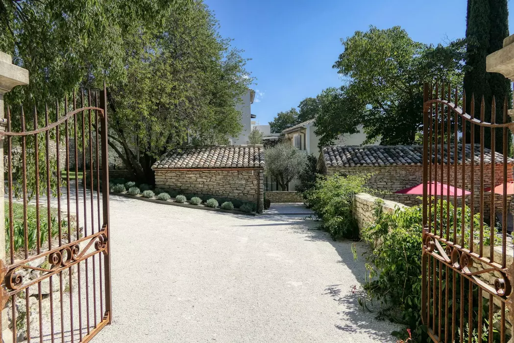 Location saisonnière luxe à Ménerbes : Mas rénové avec piscine privative, 5 chambres, jardin et authenticité en Luberon