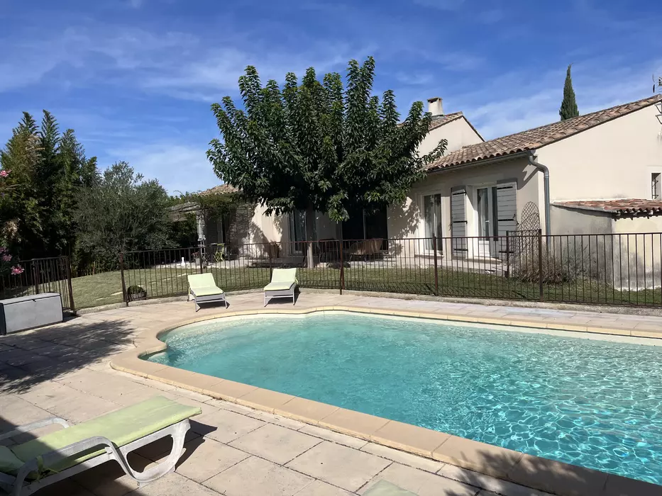 Schöne Villa mit Swimmingpool am Fuße des Luberon, WLAN (Glasfaser), Kühlboden