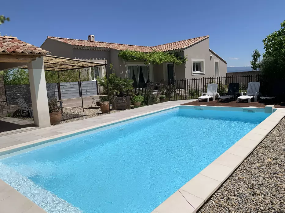 Agréable villa avec piscine privée et poolhouse près de Châteauneuf du pape