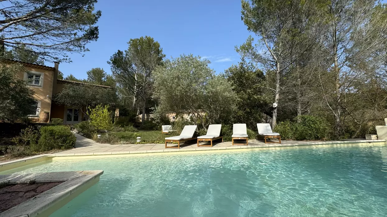 Elégante et spacieuse villa avec piscine privative et grand jardin à L'Isle sur Sorgue avec climatisation et Wifi