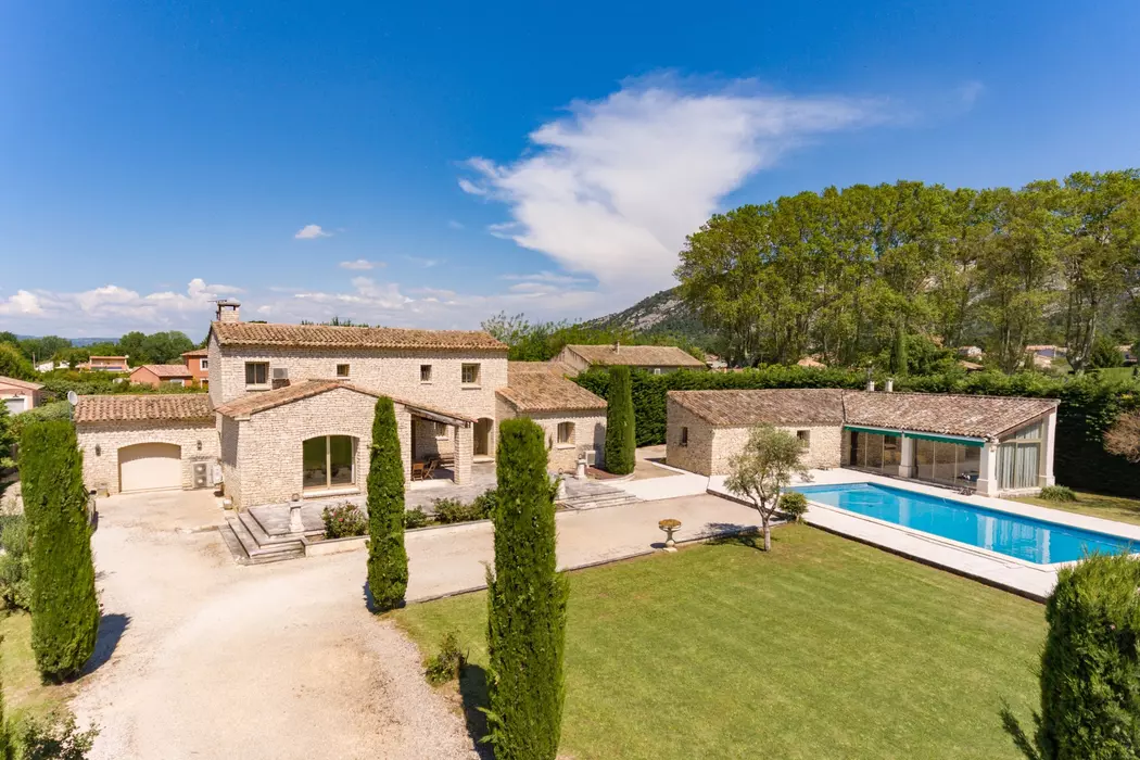 Superbe Mas de standing dans le Lubéron avec Piscine chauffée et magnifique pool-house - Climatisation – Wifi