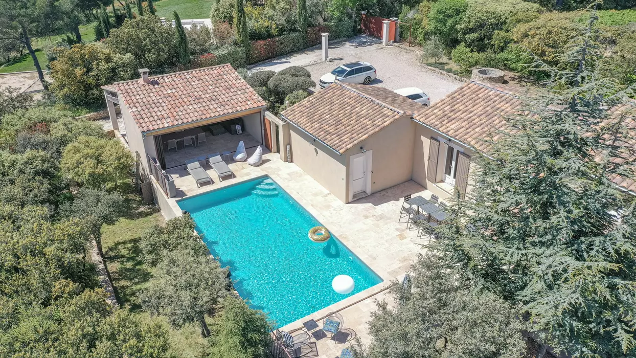 Superbe villa avec piscine dans le Lubéron , climatisation, wifi, ping-pong, jacuzzi,..