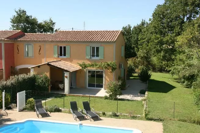 Agréable Villa dans le Lubéron avec Piscine privative et jardin - climatisation, Wifi gratuit