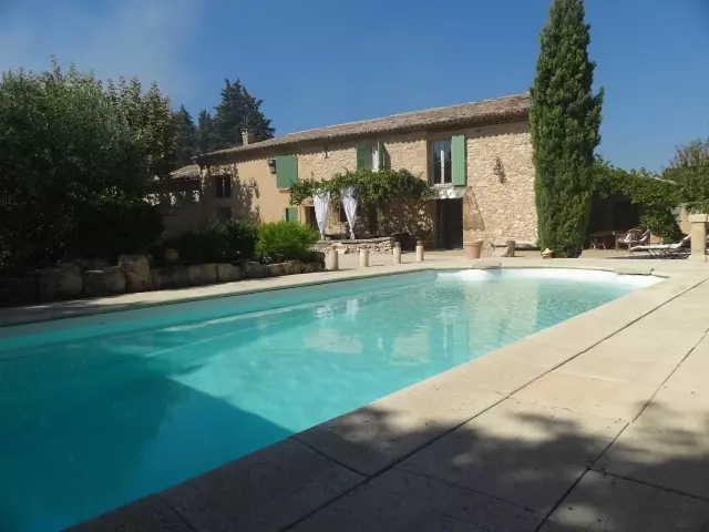 Magnifique mas mitoyen rénové avec piscine privée couverte et cuisine d'été