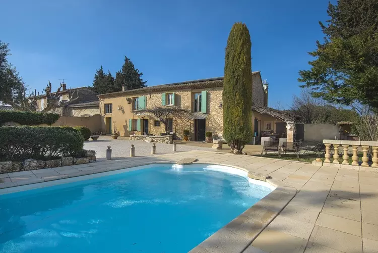 Magnifique mas mitoyen rénové avec piscine privée couverte et cuisine d'été