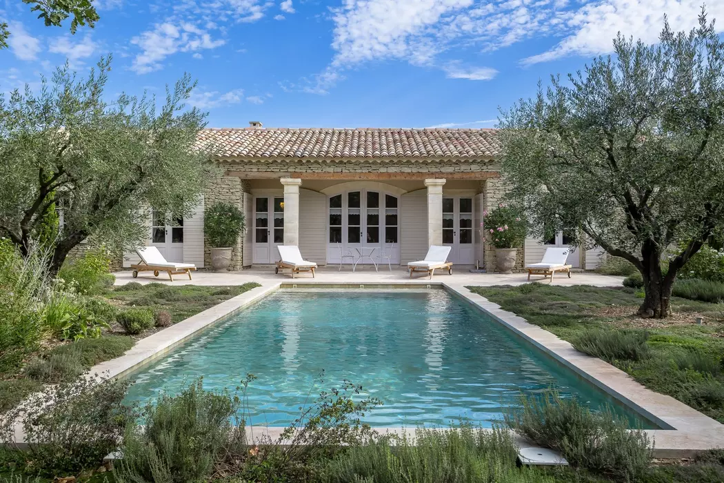 Très beau Mas de charme de plain-pied climatisé sur beau terrain arboré avec terrasses et piscine privative chauffée