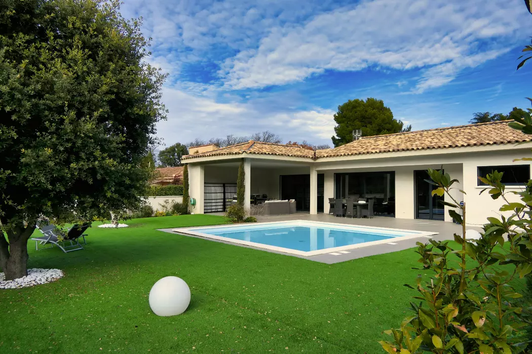 Villa de standing avec piscine privée et une vue magnifique sur le village de Maubec dans le Lubéron.