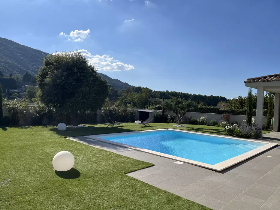 Villa de standing avec piscine privée et une vue magnifique sur le village de Maubec dans le Lubéron.