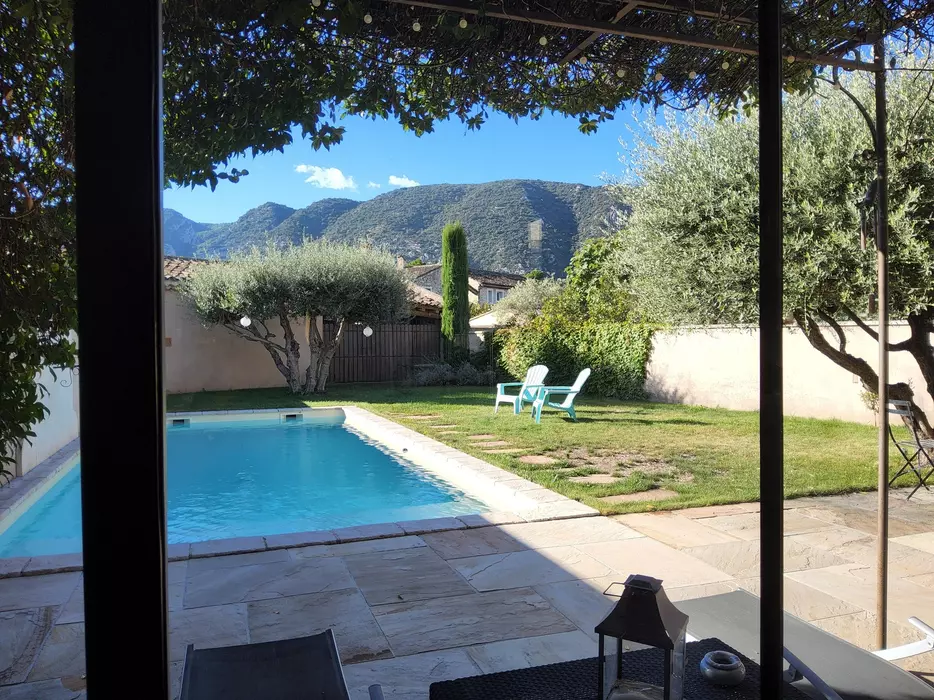 Charmantes Haus im Dorf Luberon: 4 Schlafzimmer, 3 Badezimmer, privater Pool, Sommerküche.