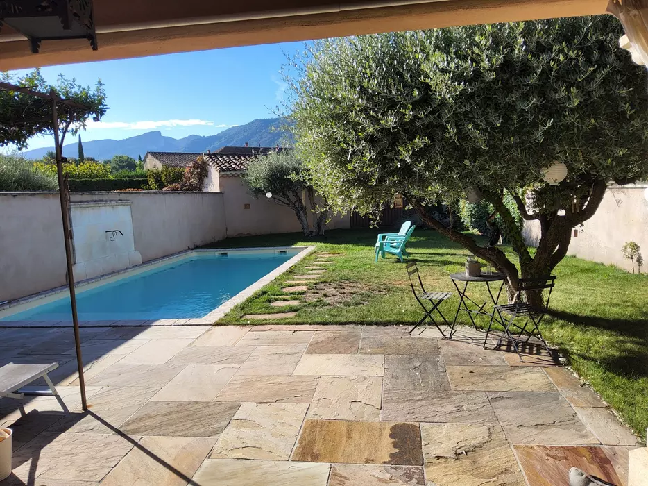 Maison de charme dans village du Luberon: 4 chambres, 3 salles de bain, Piscine privée, Cuisine d'été.