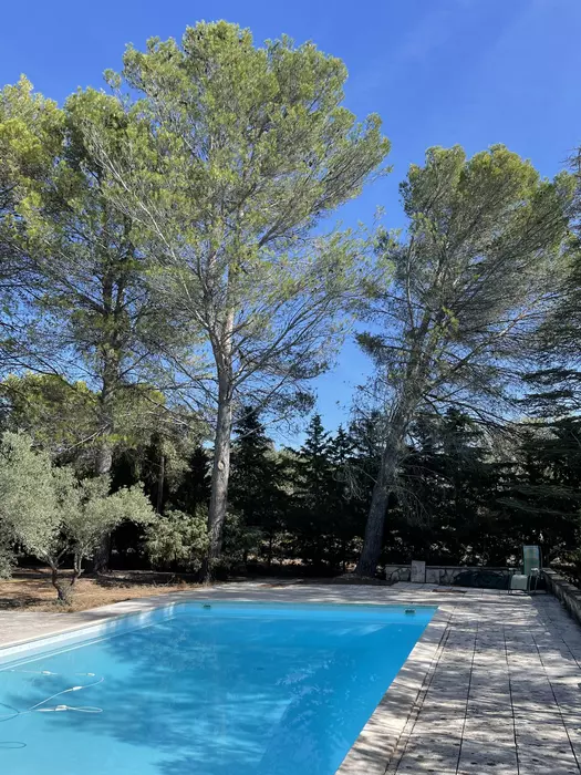 Grande maison familiale à louer dans le Lubéron proche Lourmarin, Climatisée, piscine chauffée, jardin, Ping-Pong, Wi-fi