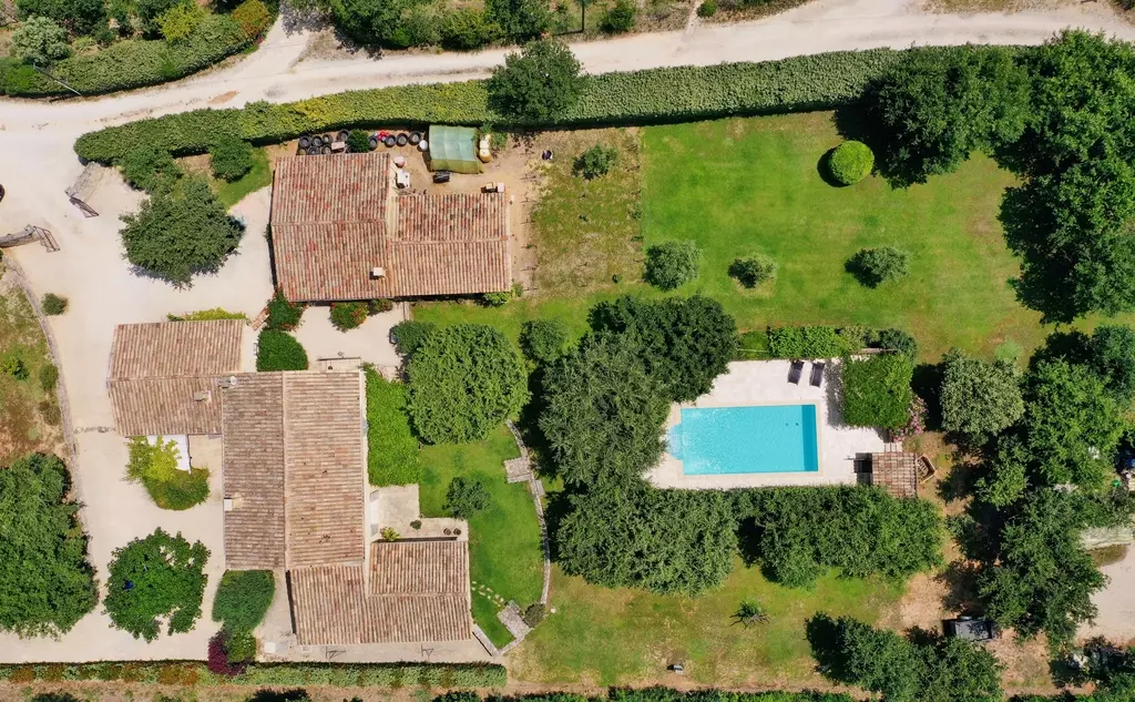 Jolie et agréable Gite climatisé avec piscine à Roussillon dans le Lubéron